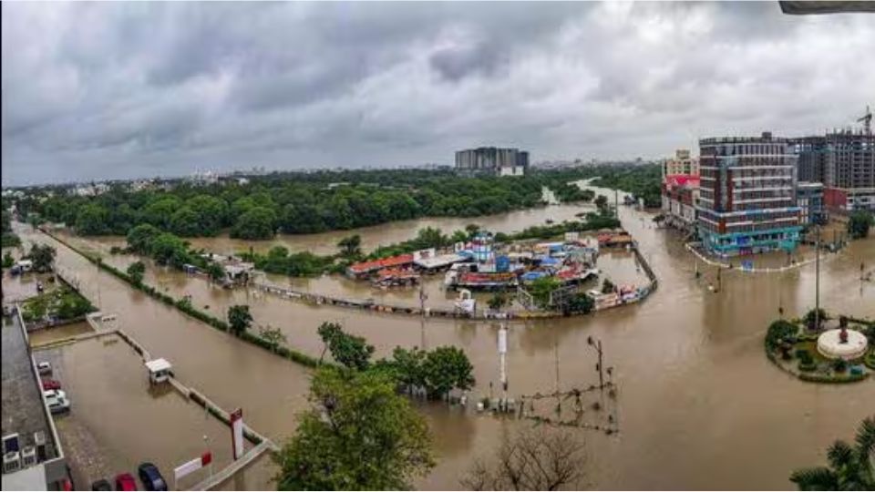 Gujarat hit by flood and caused 35 deaths in the state